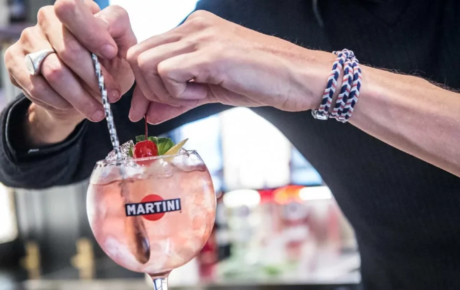 “Umbottling Martini”: l’intelligenza artificiale conquista i cocktail del brand torinese